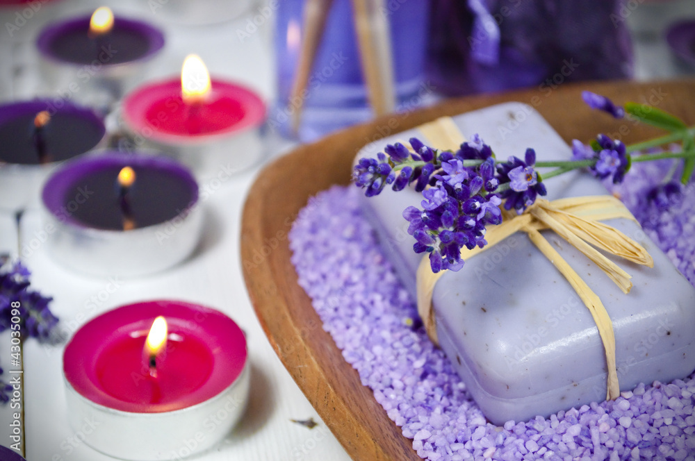 Seife mit Lavendel, Badesalz und Kerzenschein Seife mit Lavendel, Badesalz und Kerzenschein