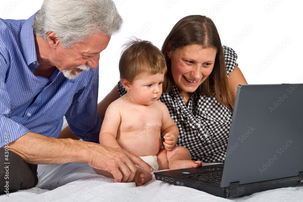 nonno, mamma e bambina al computer
