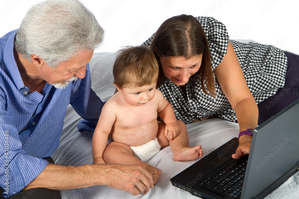nonno, mamma e bambina al computer