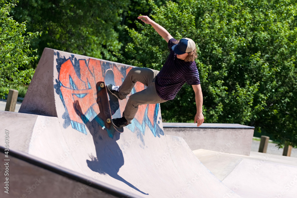 Naklejka premium Skater Riding a Skate Ramp