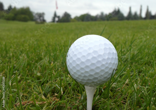 balle de golf sur un tee de départ