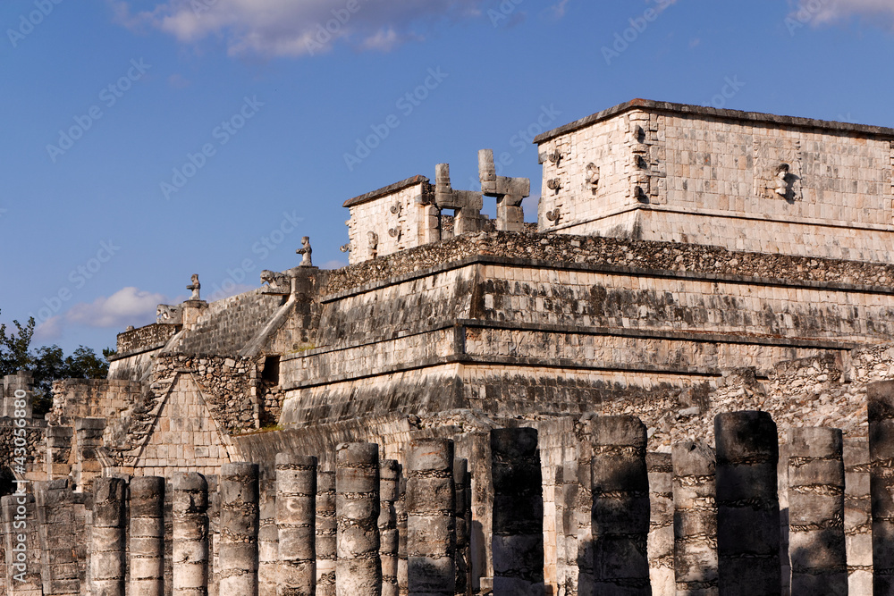 Fototapeta premium Temple of the Warriors and Collonades at Chichen Itza