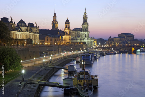 Elbufer bei Nacht Dresden