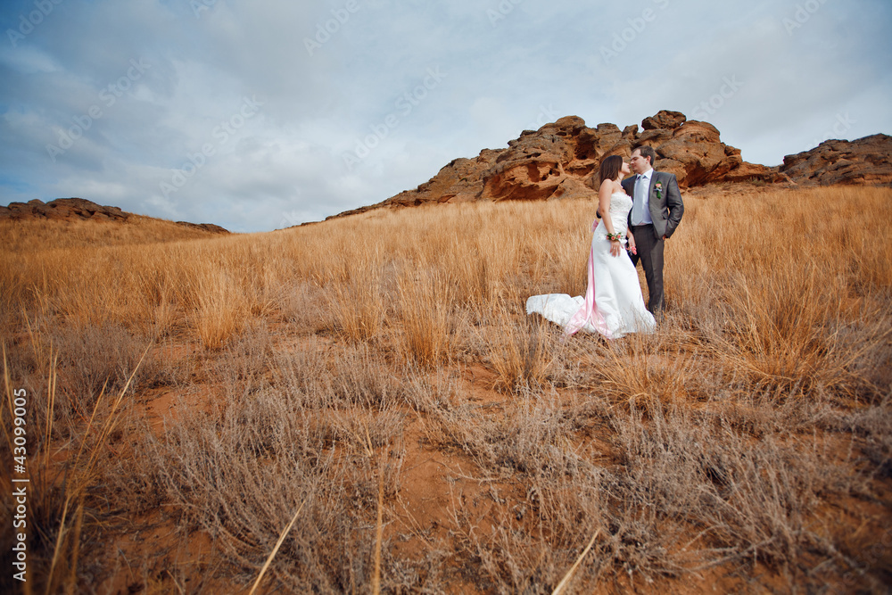 Obraz premium girl and man in the field with mountain