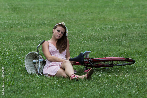 Obraz na płótnie Beautiful girl with her bicycle, in a relaxing garden w salonie