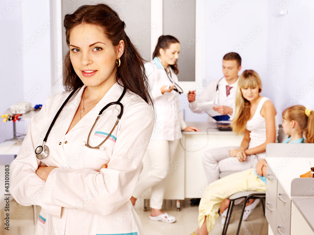 Obraz premium Doctor with child in hospital.