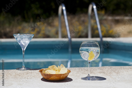 Fotografia Aromatic gin tonic and mojito cocktails on swiming pool backgrou