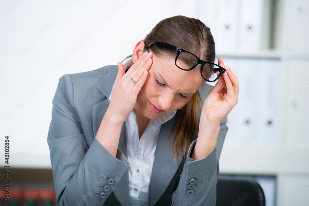 junge frau mit zahnschmerzen im büro