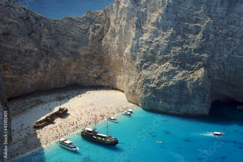 Statki i ludzie w zatoce wraku, grecka wyspa Zakynthos