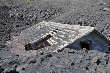 Deken met foto Vulkaan Huis bedolven onder stollende lava  © fransen