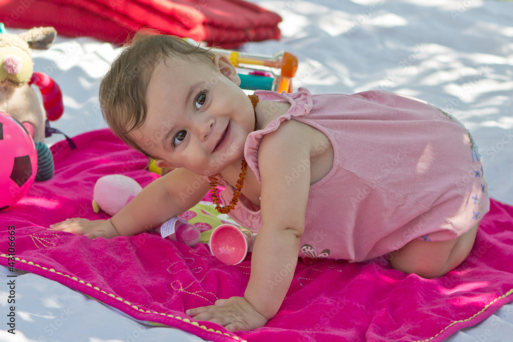 Petite fille jouant à l'ombre dans le jardin Petite fille jouant à l'ombre dans le jardin