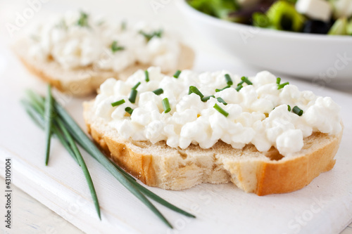 frisches Baguette mit Hüttenkäse