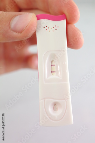 Test ciążowy w dłoni