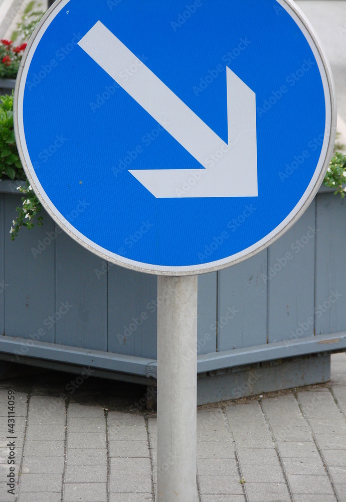 Was Gilt Bei Diesem Verkehrszeichen Pfeil Rechts Pfeil - Verkehrszeichen Stock-Foto | Adobe Stock