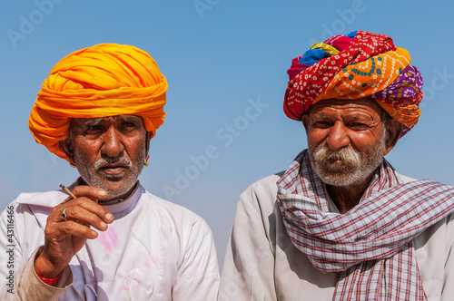 Zwei alte Inder mit bunten Turban, Jodhpur, Rajasthan, Indien photo