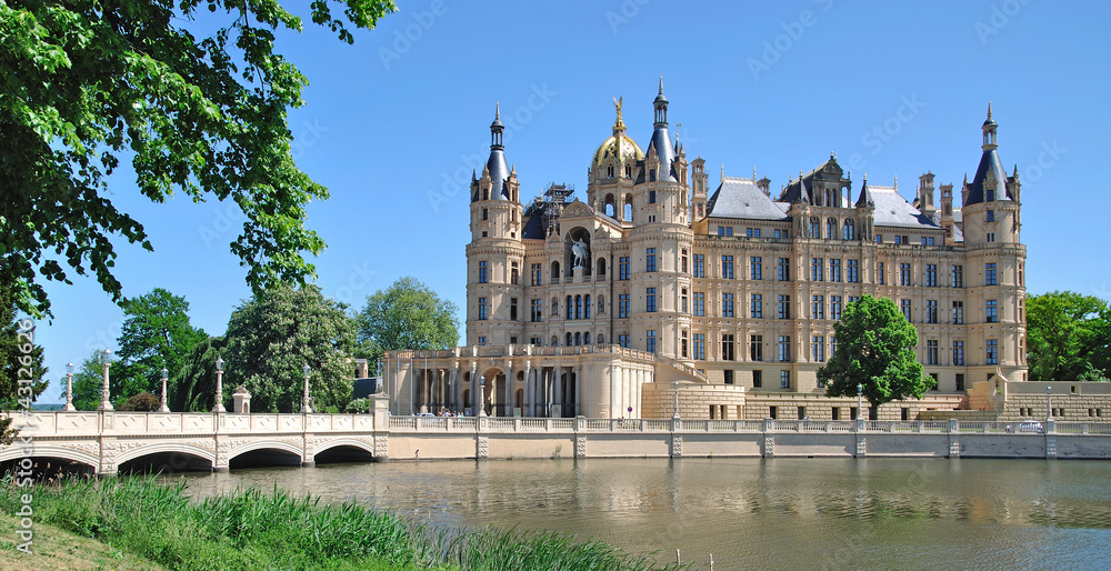das bekannte Schweriner Schloss in der Mecklenburger Seenplatte