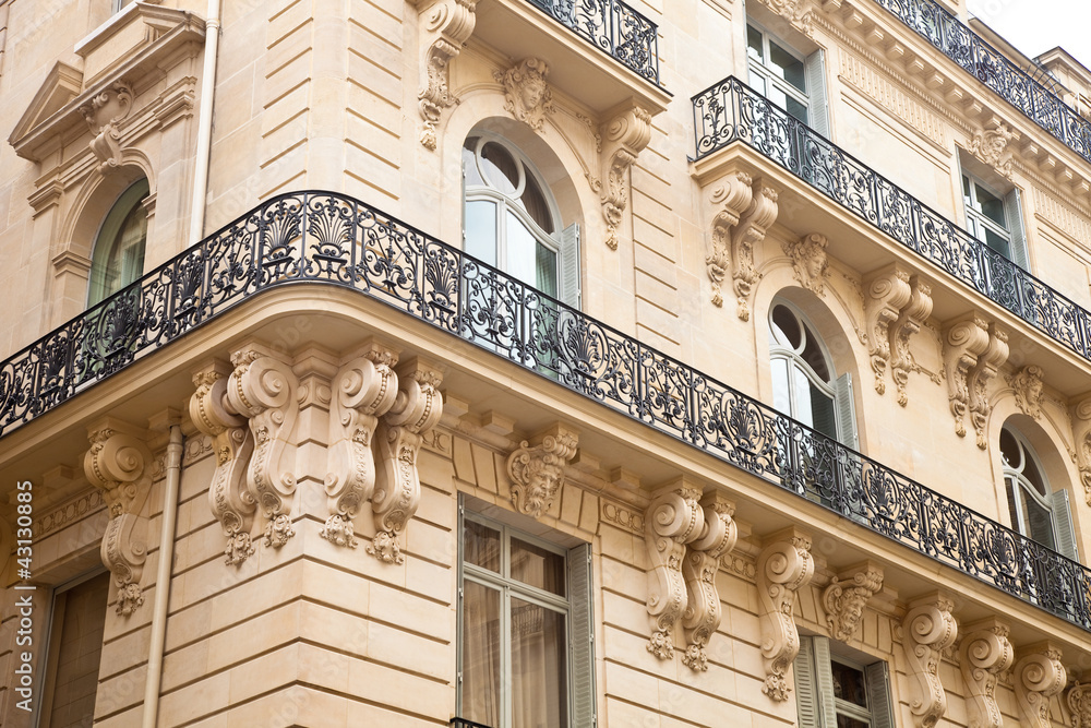 Naklejka premium Dom z balkonem w Paryżu