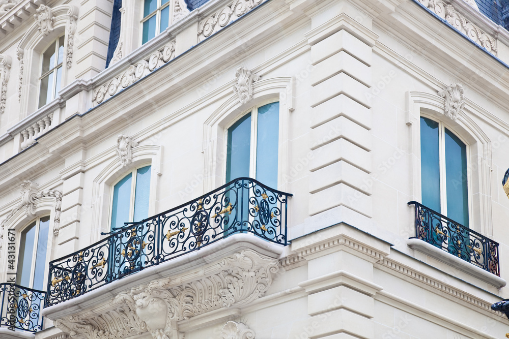 Naklejka premium Dom z balkonem na Polach Elizejskich w Paryżu