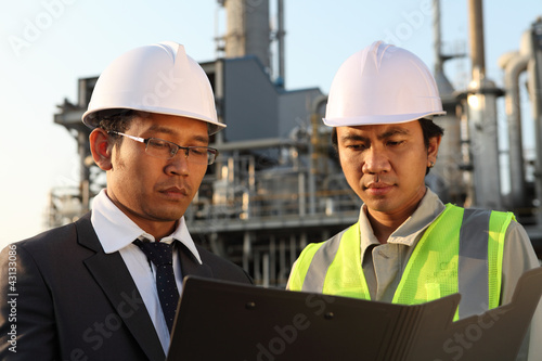two engineer discussing a new project