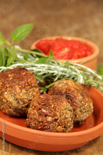 Getreidebrätinge mit Tomatensauce und Gartenkräuter photo