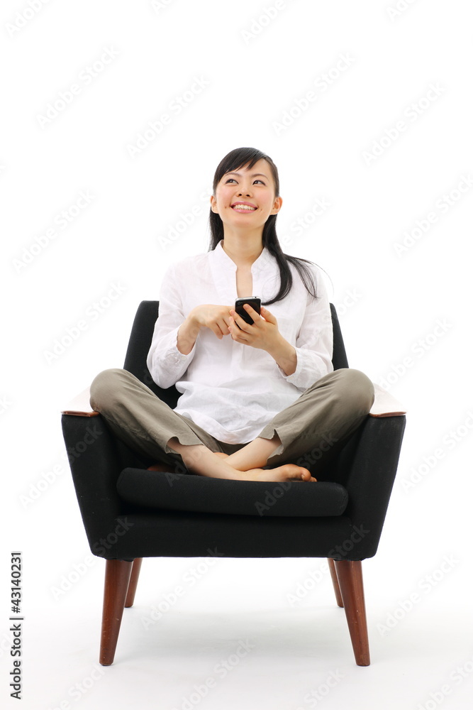 スマートフォンでインターネットをする女の子 スマートフォンでインターネットをする女の子
