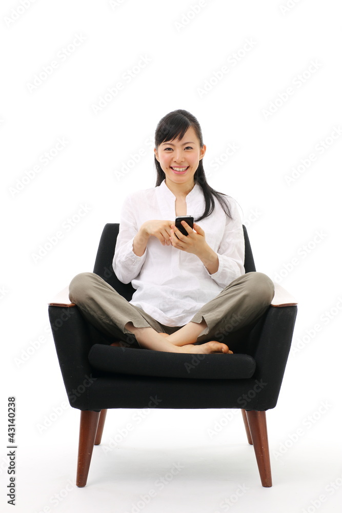 スマートフォンでインターネットをする女の子 スマートフォンでインターネットをする女の子