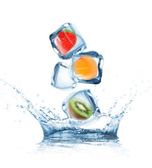 Küchenrückwand glas motiv Spritzendes Wasser Frucht in Eiswürfeln in Bewegung  © Lukas Gojda