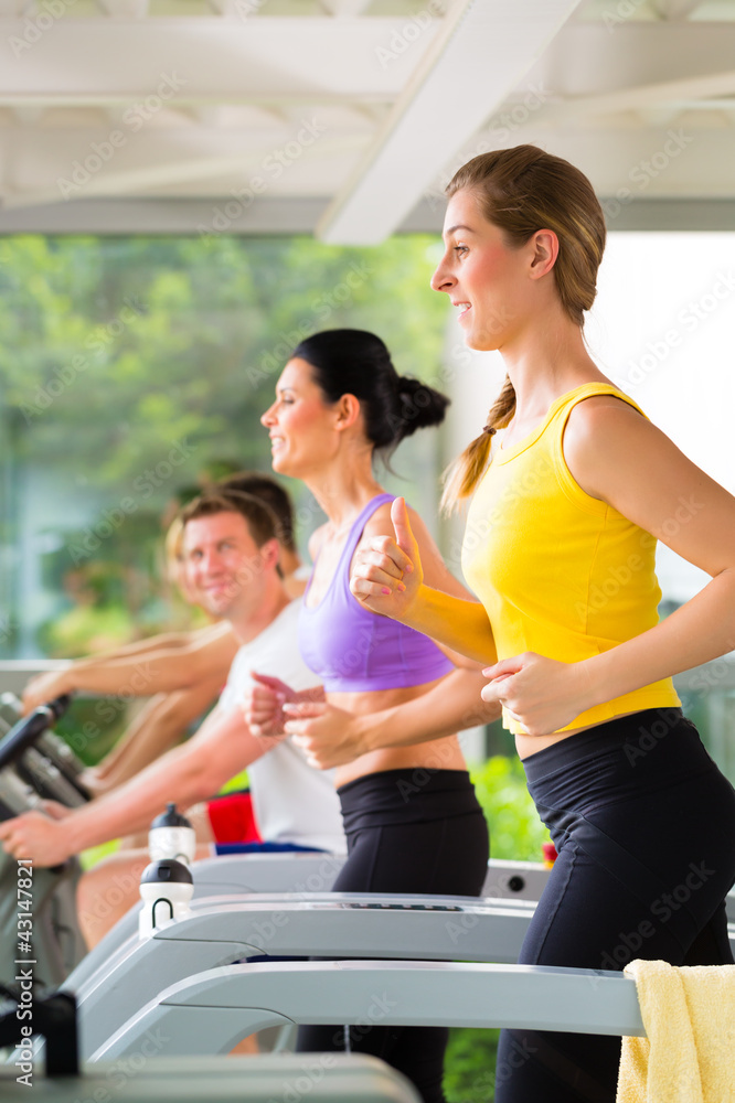 Fitness Studio - Leute beim Sport auf Laufband