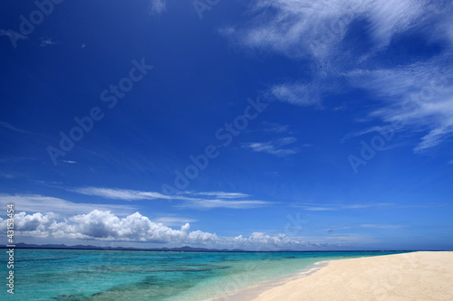 水納島のきれいなビーチと紺碧の空