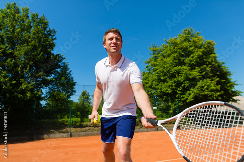 Man spielt Tennis auf dem Tennisplatz © Kzenon