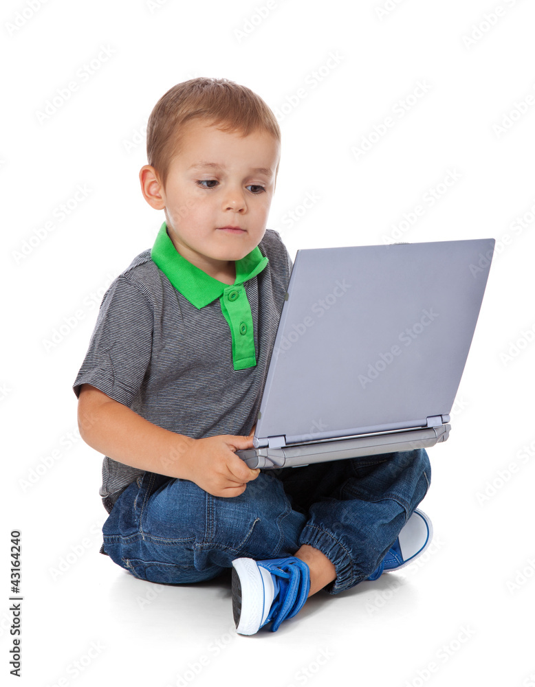 Kleiner Junge mit Laptop Kleiner Junge mit Laptop