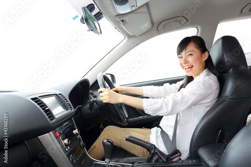 車を運転する女の子