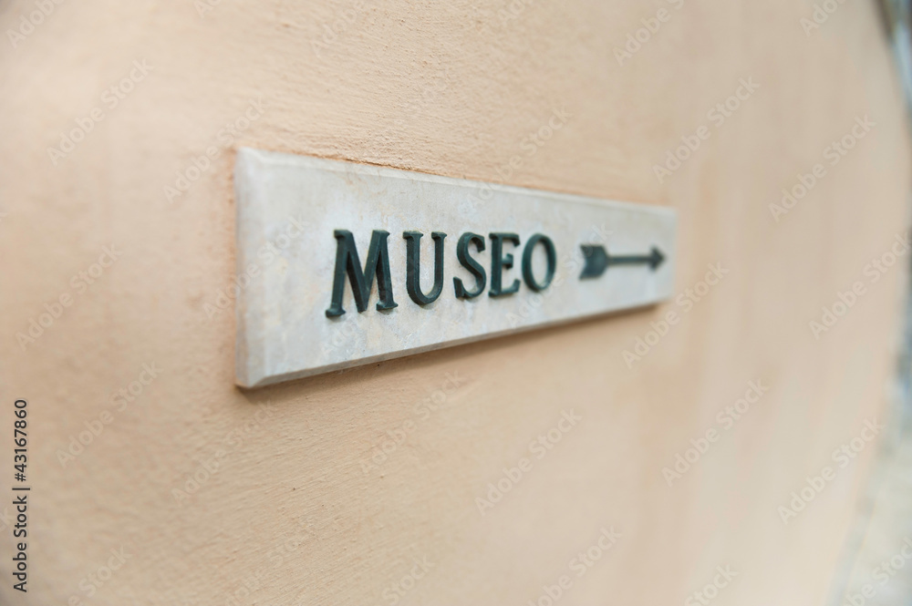 museum direction arrow