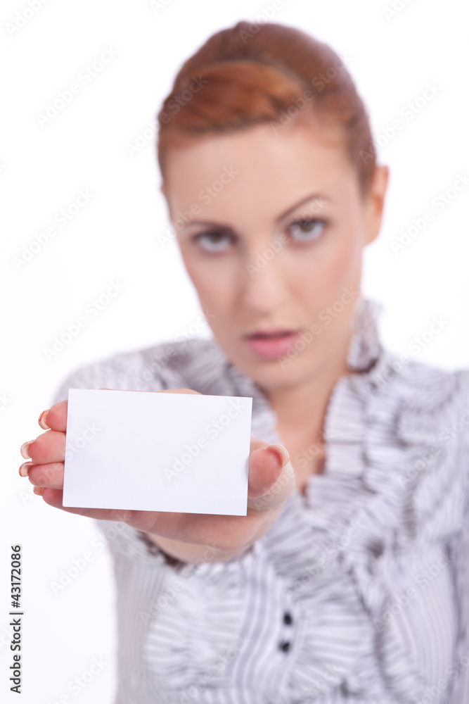 Hübsche junge Frau hält eine Visitenkarte in ihrer Hand Hübsche junge Frau hält eine Visitenkarte in ihrer Hand