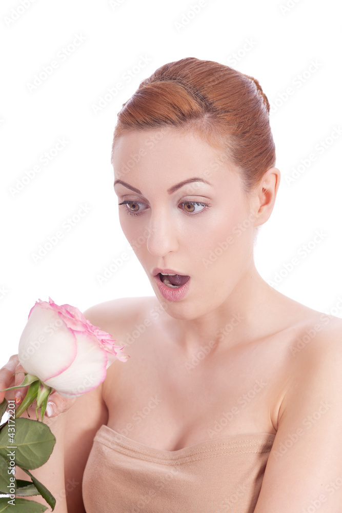 Junge hübsche Frau mit einer Rose in der Hand Junge hübsche Frau mit einer Rose in der Hand