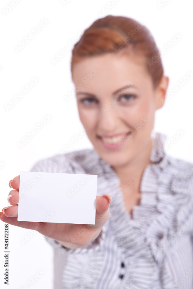 Hübsche junge Frau hält eine Visitenkarte in ihrer Hand Hübsche junge Frau hält eine Visitenkarte in ihrer Hand
