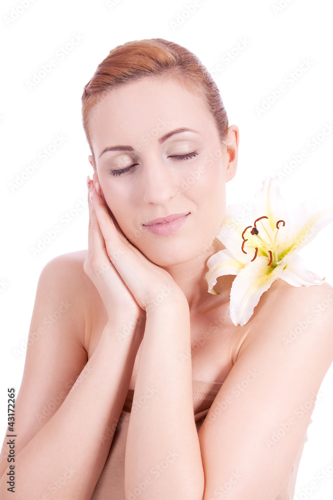 Schönes natürliches Gesicht einer jungen Frau mit Blume Schönes natürliches Gesicht einer jungen Frau mit Blume