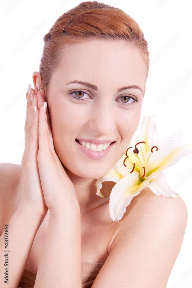 Schönes natürliches Gesicht einer jungen Frau mit Blume Schönes natürliches Gesicht einer jungen Frau mit Blume