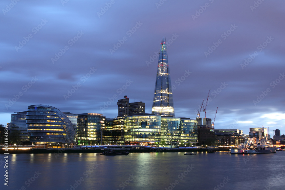 Naklejka premium New London city hall at night , panoramic view from river.