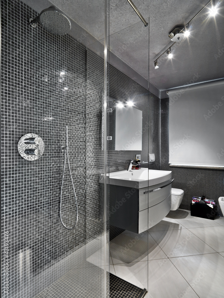 Foto Stock bagno moderno con box doccia e mobile per il lavabo | Adobe Stock