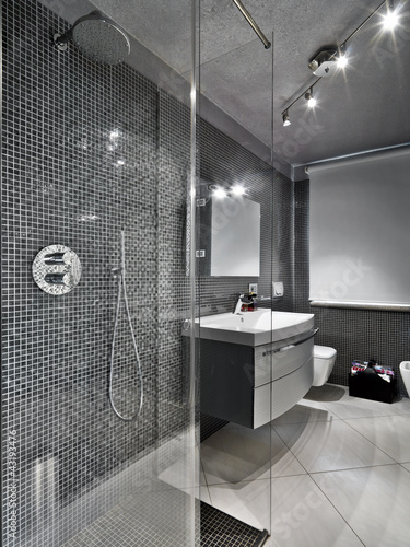 bagno moderno con box doccia e mobile per il lavabo