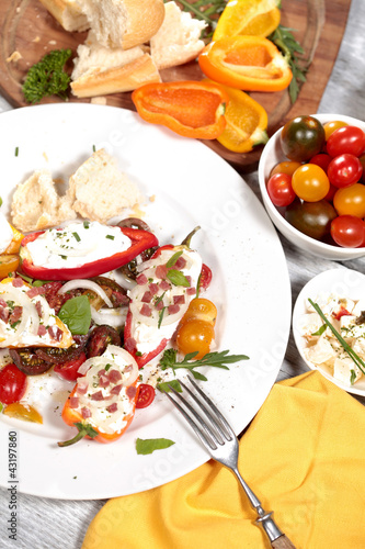 Gefüllte Minipaprika und bunte Tomaten