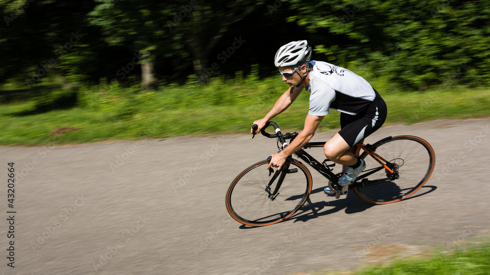 Fototapeta premium Rennradfahrer in Bewegungsunschärfe