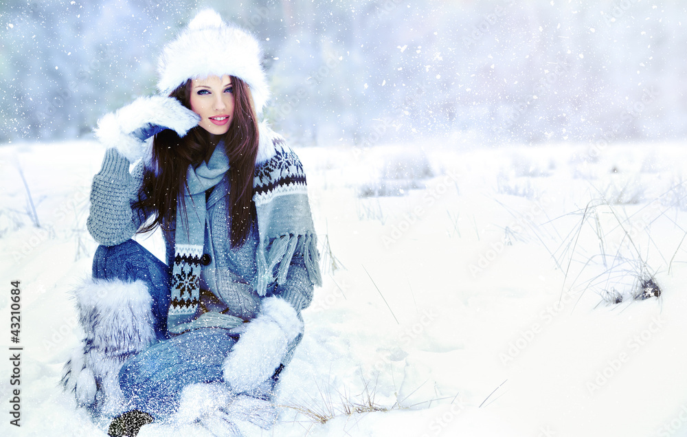 Fototapeta premium Beauty woman in the winter scenery