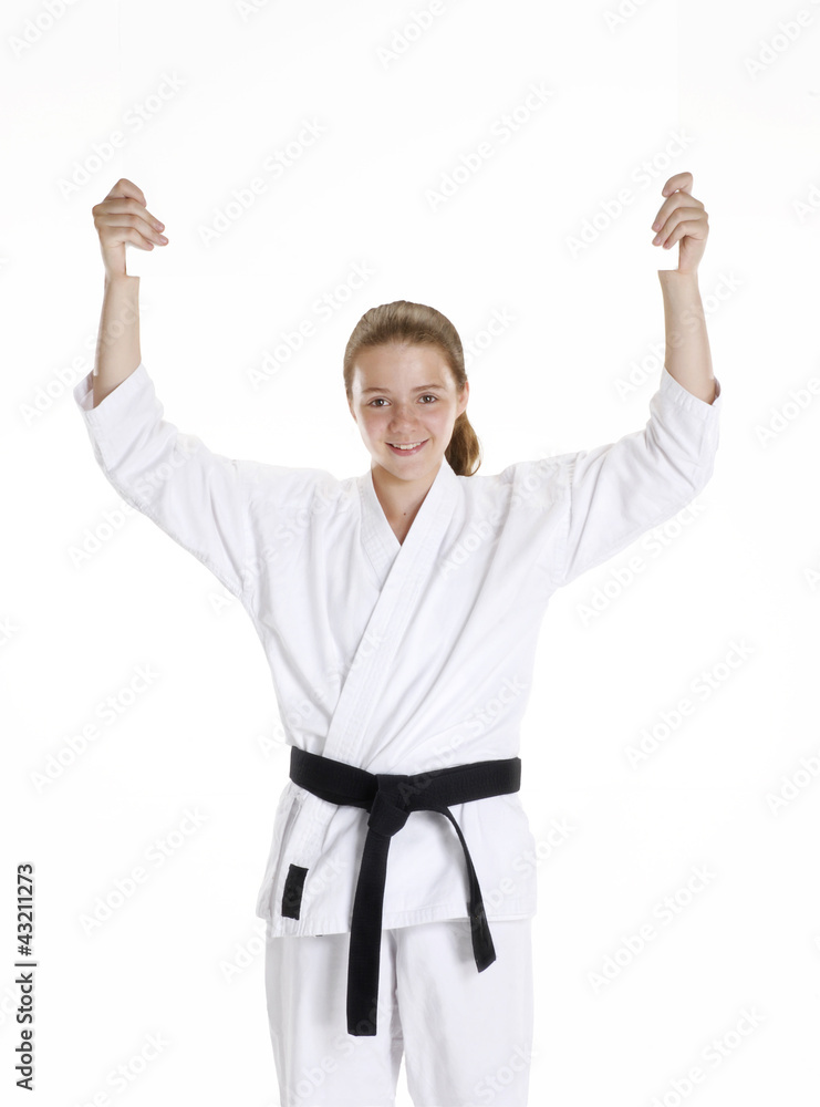 Niña en artes marciales sujetando un panel blanco. Niña en artes marciales sujetando un panel blanco.