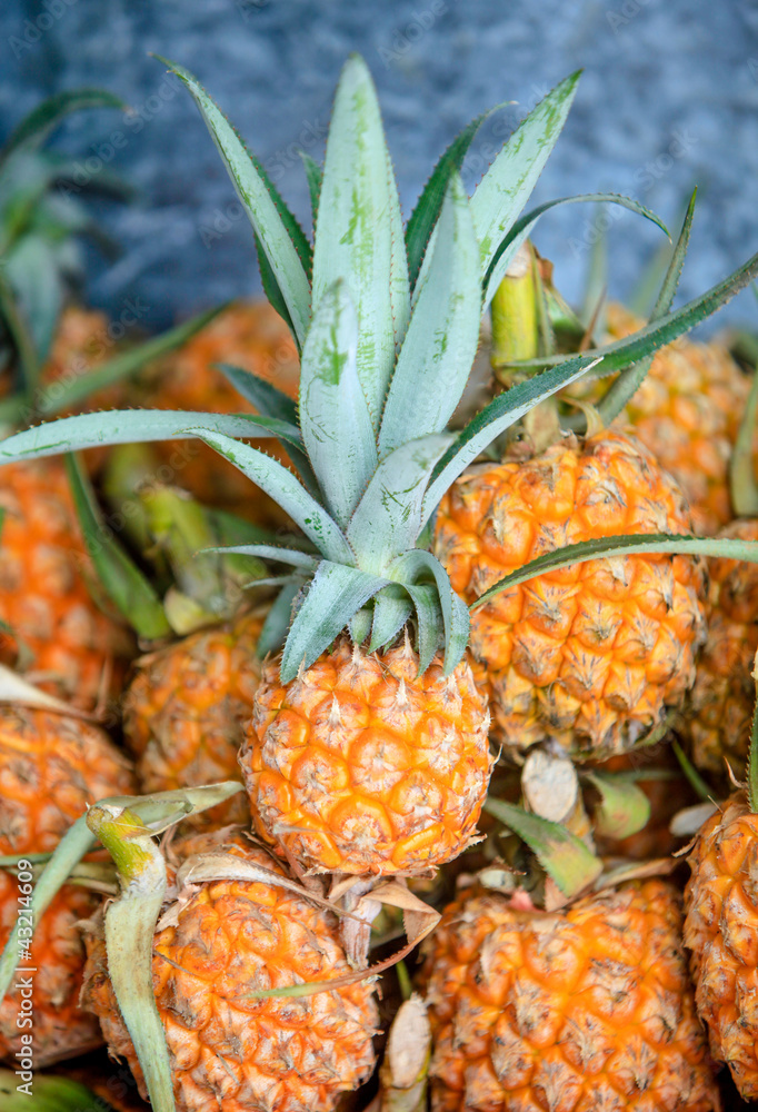 Obraz premium Pineapple in market