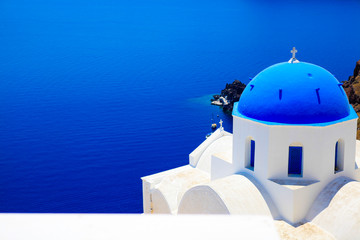 Wandcirkels Santorini Kerk met zeezicht in Oia  © Aleksei Demitsev