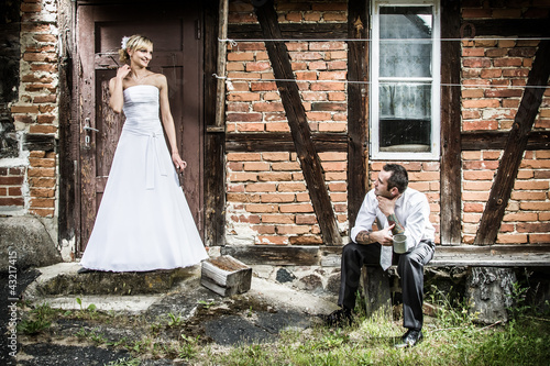 Schilderij op canvas Young couple in front of the old house in the countryside