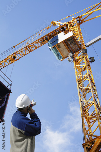 Obraz na plátne building engineer directing large construction crane