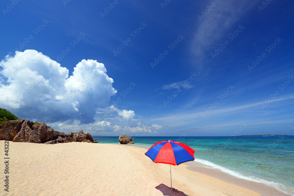 南国沖縄の綺麗なビーチと夏雲